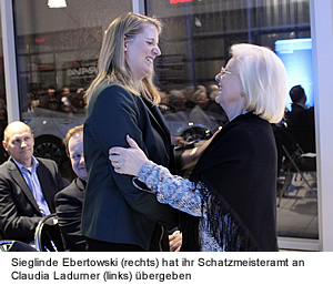 Sieglinde Ebertowski (rechts) hat ihr Schatzmeisteramt an Claudia Ladurner (links) bergeben